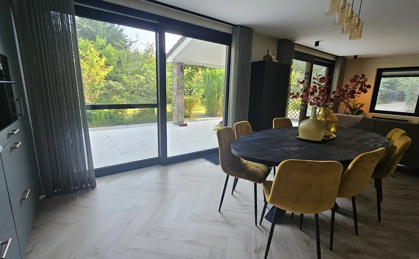 Eetkamer in Essen met een grote schuifpui naar het terras en de tuin