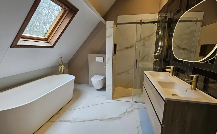Zolderbadkamer in Essen met een vrijstaand bad onder een dakraam