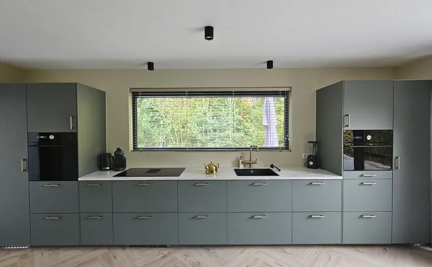 Nieuwe keuken in Essen in saliegroen met inbouwapparatuur